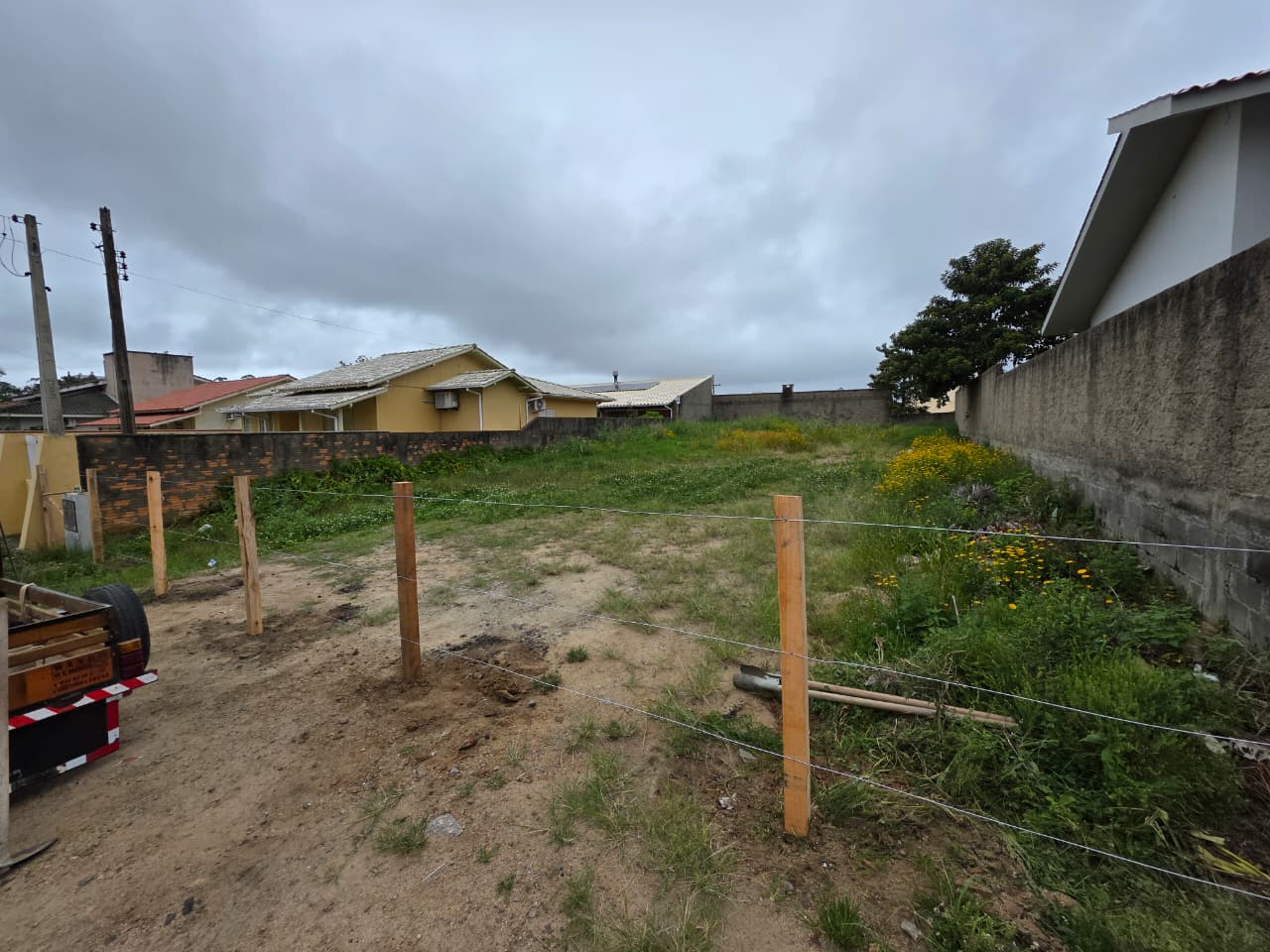 Cerca de arame com mourões de madeira fornecidos pela madeireira